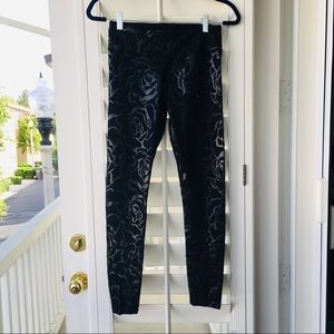 ⭐️ Fabletics shines patterned black leggings
